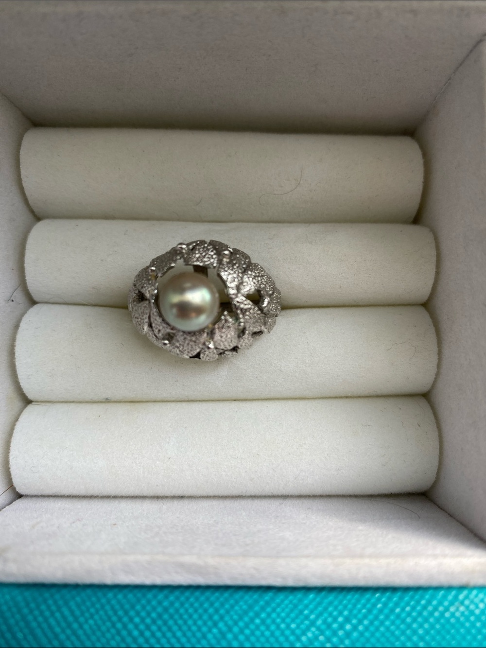 VTG Silver-Tone Statement Ring with a textured Leaf setting with Pearl Size 8
